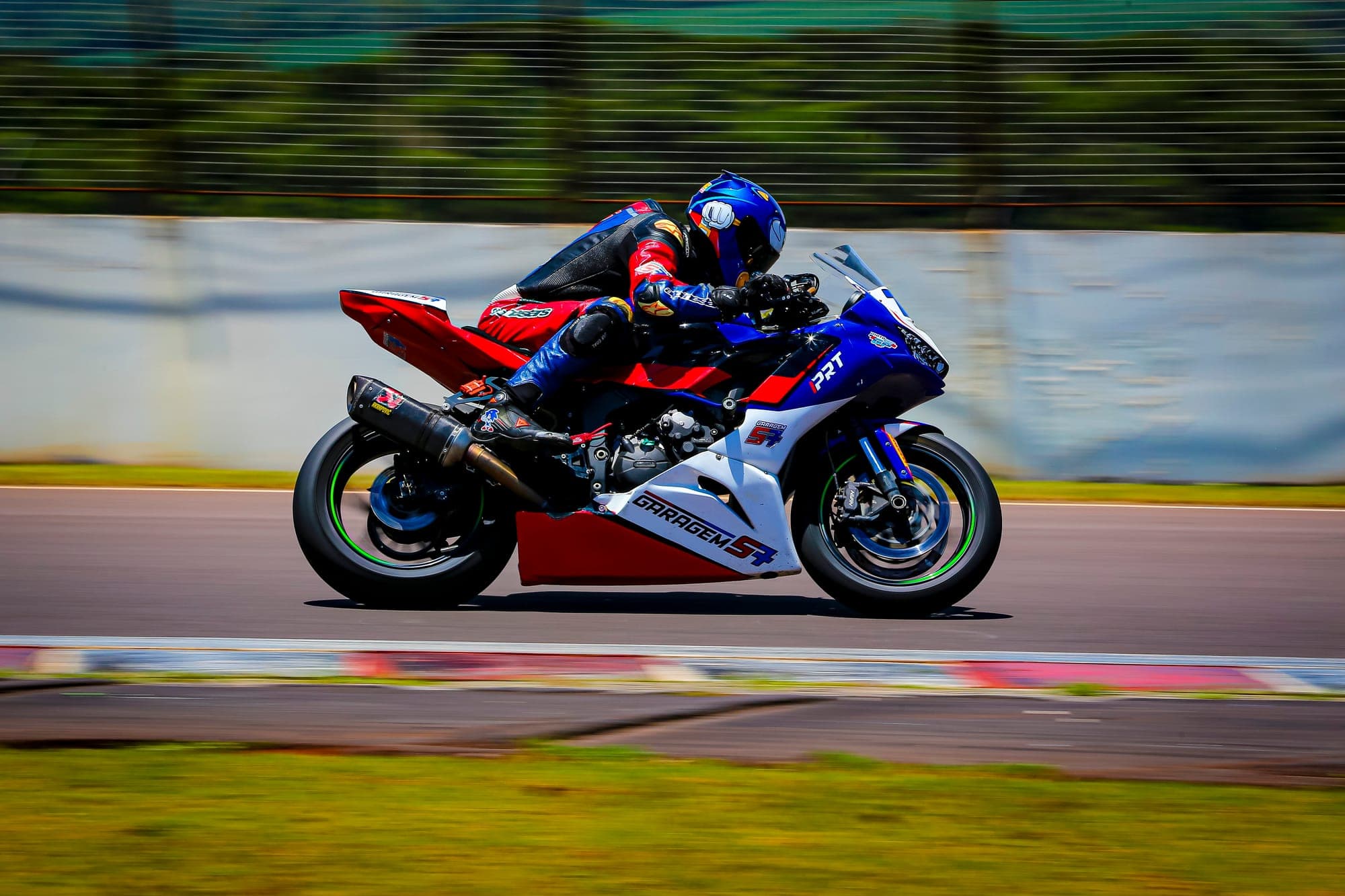 Hilton Loureiro com a moto #76 em alta velocidade — panning shot